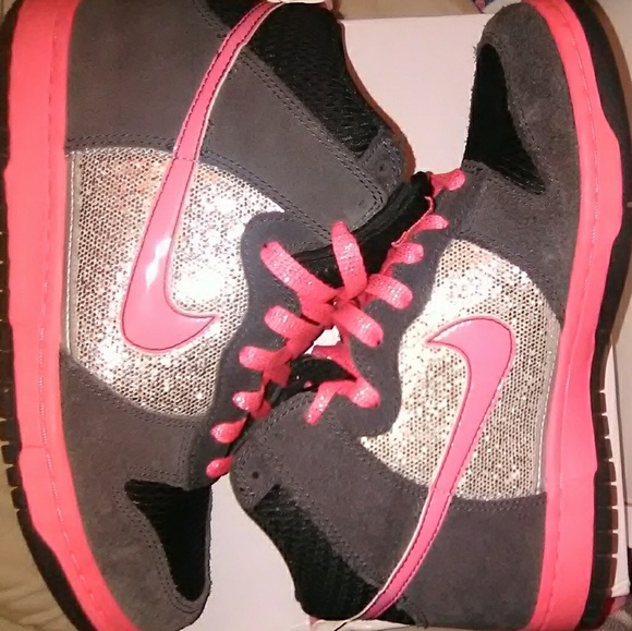 pink and black nike dunks